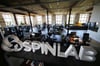 Mitarbeiter verschiedener StartUps arbeiten im „SpinLab“ in der Baumwollspinnerei.
