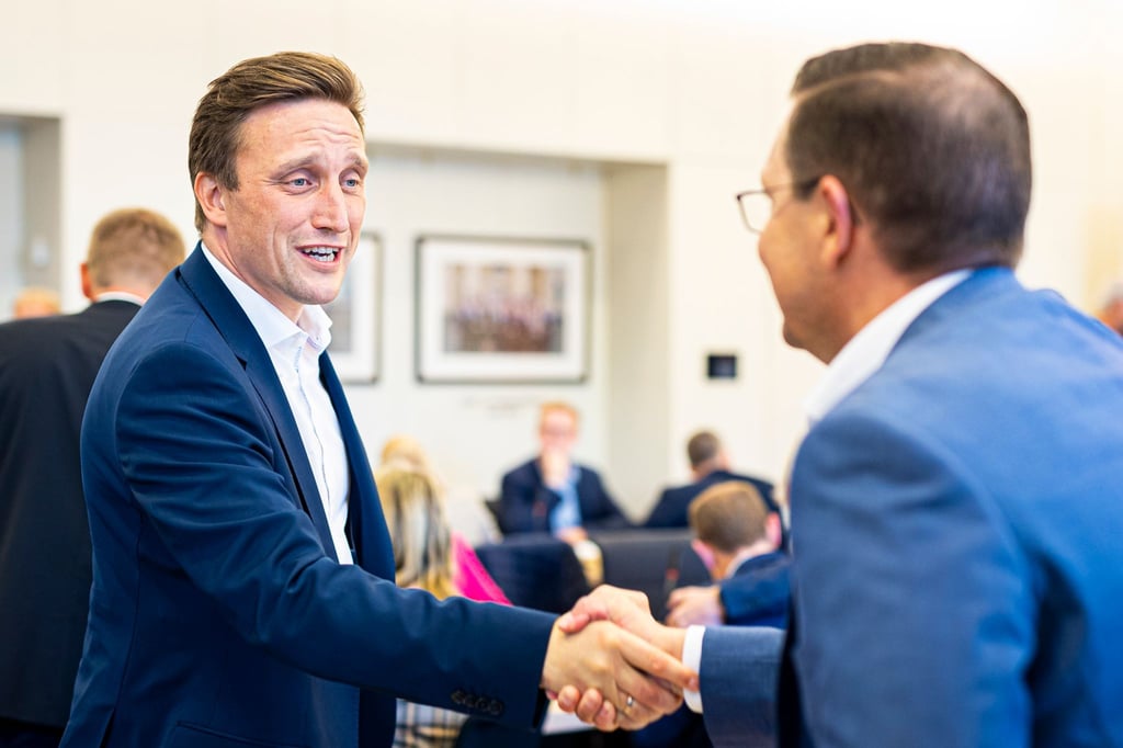 Sebastian Lechner (l), Generalsekretär der CDU Niedersachsen, spricht im Landtag mit Abgeordneten.