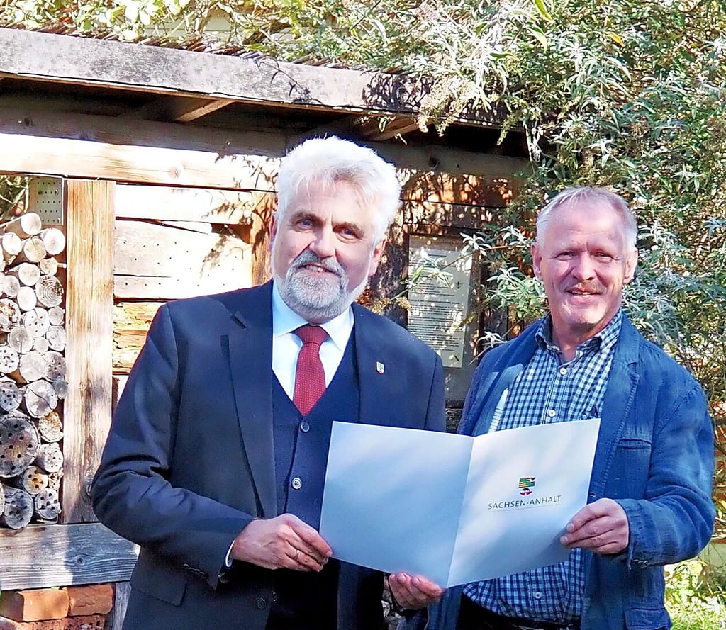 Umweltminister Armin Willingmann (links) überreicht an den Naturschutzbund-Kreischef Peter Neuhäuser aus Stendal die Finanzierungszusage für ein Schutzprojekt.