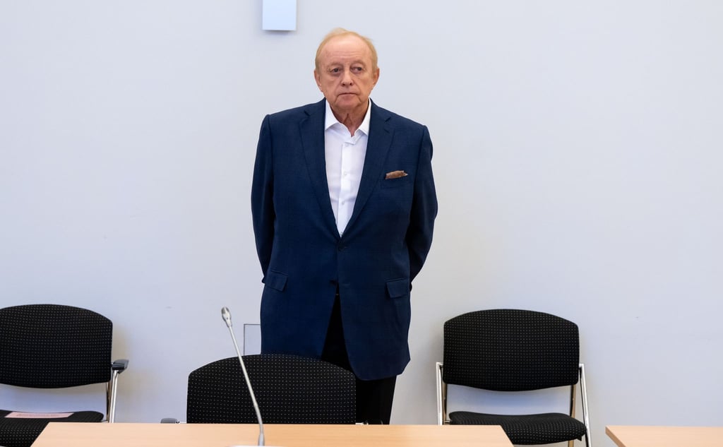 Der Koch und Unternehmer Alfons Schuhbeck vor Prozessbeginn im Landgericht München I.