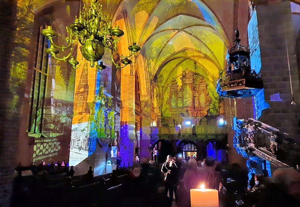 Bei den Lichttagen im Jahr 2020 wurde die Jacobikirche in Stendal von innen beleuchtet.