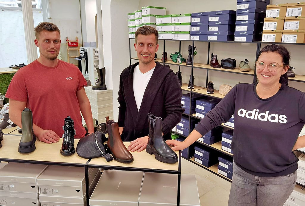 Patricia Neudek mit ihren Brüdern Hendrik (Mitte) und Philipp Neudek. Sie eröffnen heute ein Schuhfachgeschäft in Blankenburgs Langer Straße und haben noch viel mehr vor.