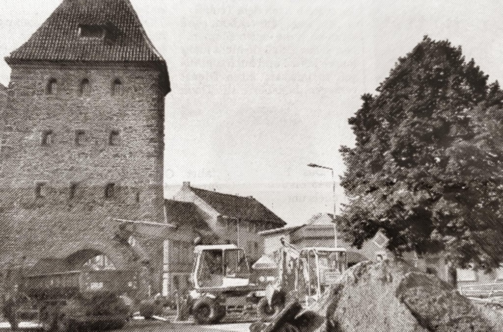 Bauarbeiten nahe dem Stendaler Tor, einem von zwei noch verbliebenen Stadttoren in der ehemaligen Befestigung. Die Stadtmauer wird seit den 1990er Jahren bis heute Stück für Stück saniert.