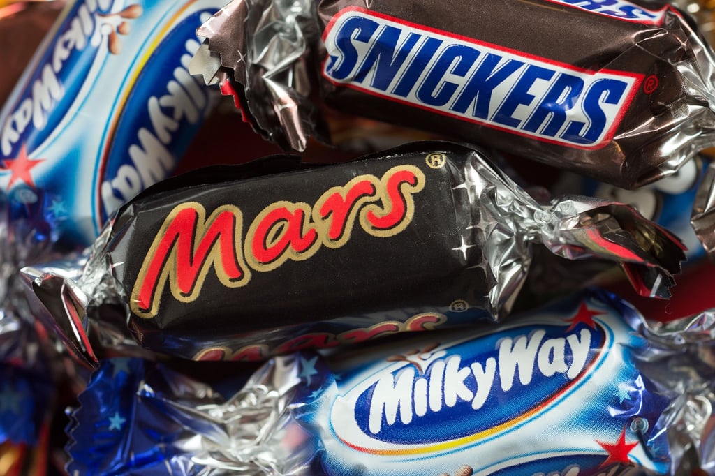 Verschiedene Mars-Schokoriegel liegen bald nicht mehr in den Regalen von Edeka und Rewe. (Archivbild)