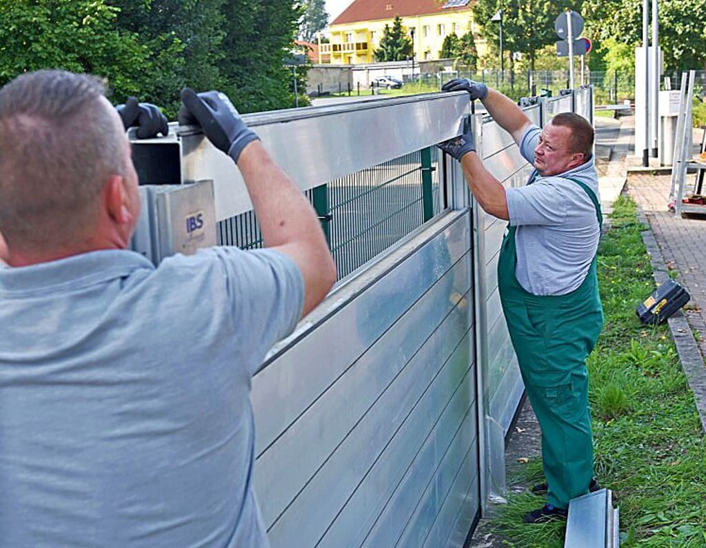 Die Hochwasserschutzwand wird aufgebaut.