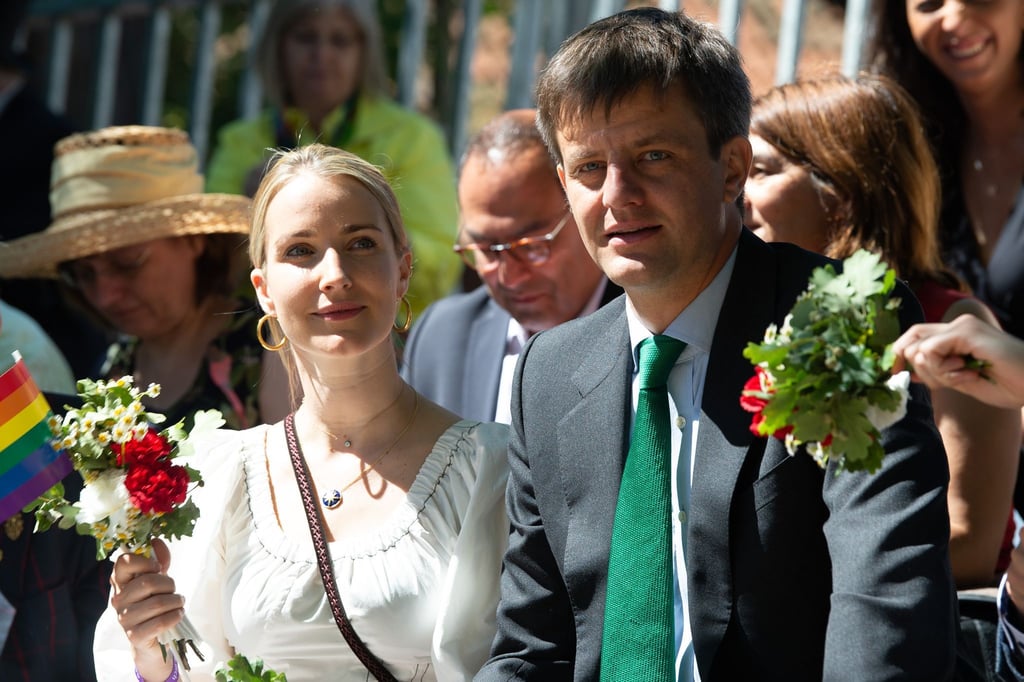 Ernst August jr. von Hannover (r) sitzt mit seiner Ehefrau Ekaterina auf einer Tribüne.