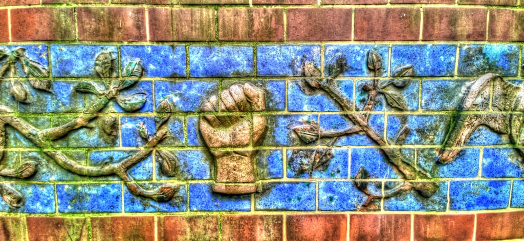Die Stasi sah sich selbst auch als kunstsinniger Verein: Die Außenwand ihres Hauptquartieres in Halle schückte dieses glasierte Relief.