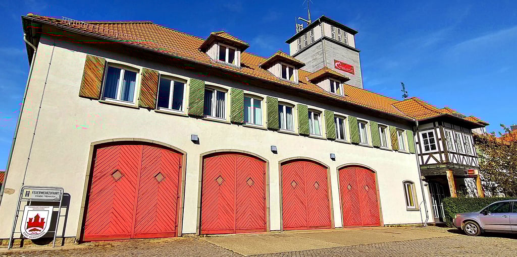 Die vier roten Tore von Wernigerodes Feuerwehr-Gerätehaus sind inzwischen nur noch Attrappe. Sie sind zu niedrig und zu eng für die Einsatzfahrzeuge. Und das sind nicht die einzigen Mängel.
