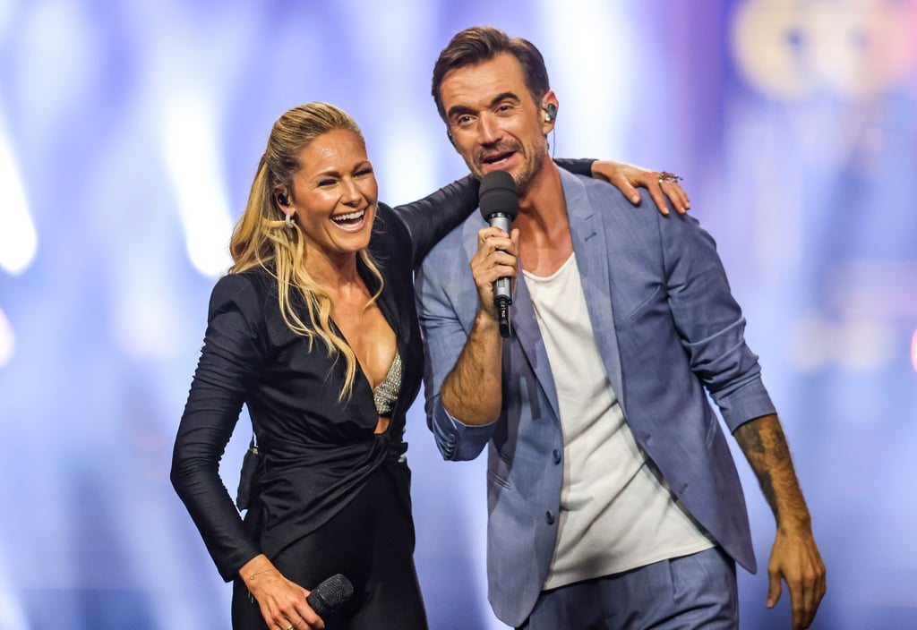 Helene Fischer steht gemeinsam mit dem Moderator Florian Silbereisen auf der Bühne.