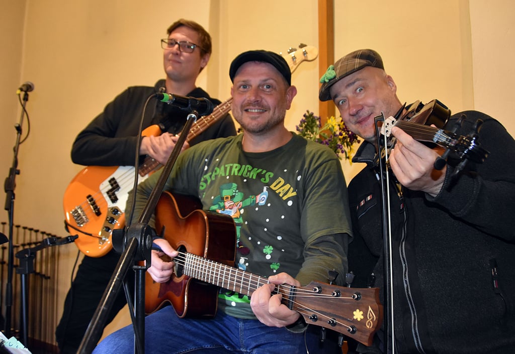Bastian Kurze (v.l.), Paddy Peschke und Frank Fiedler in Aktion: Mal heiter und beschwingt, mal nachdenklich und emotional sind die Lieder, die es beim anderthalbstündigen Konzert zu hören gibt.