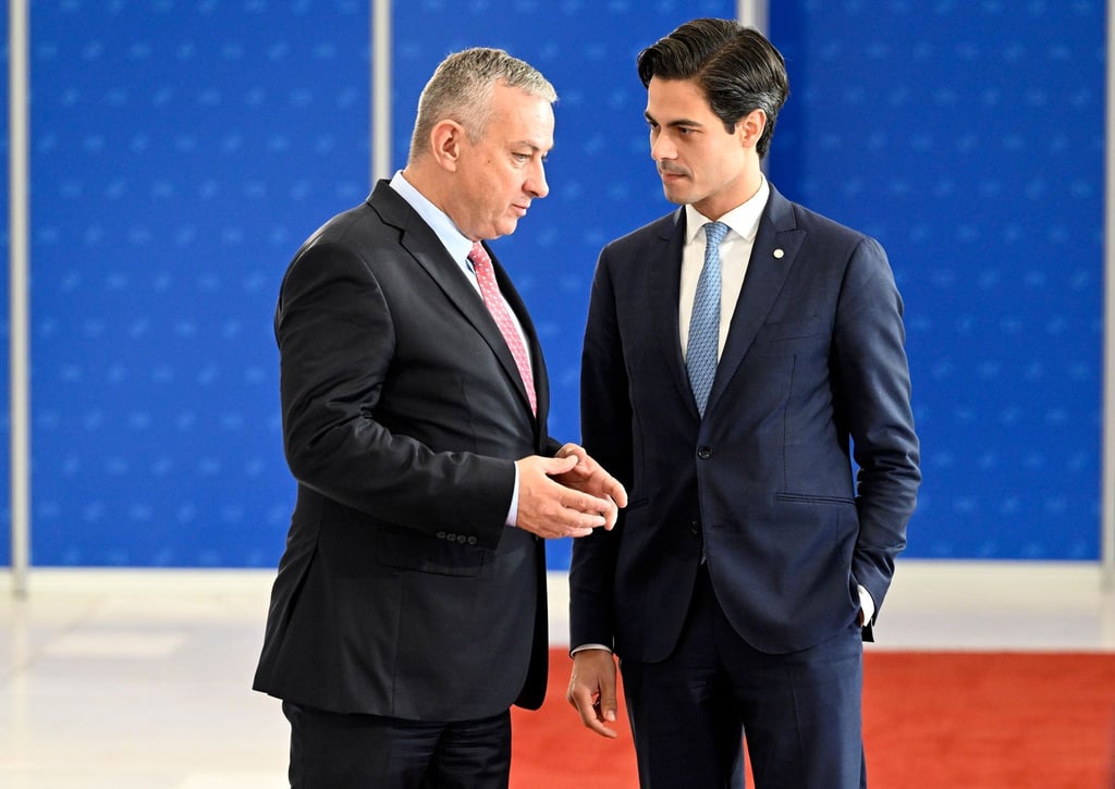 Jozef Sikel (l), Minister für Industrie und Handel in Tschechien, spricht mit Rob Jetten, Minister für Klima und Energie in den Niederlanden. Die für Energie zuständigen Minister treffen sich in Prag, um weiter an Maßnahmen gegen die hohen Energiepreise zu arbeiten.