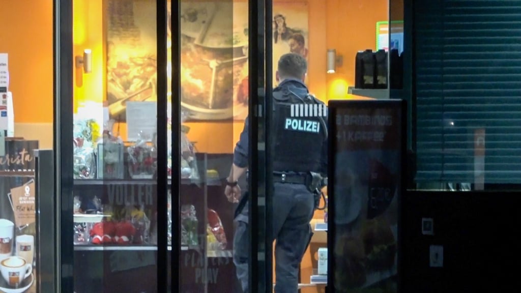 Die Polizei war vor Ort und nahm die Ermittlungen zu dem Überfall auf.