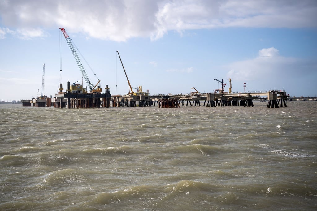 An dem zukünftigen Importterminal für Flüssigerdgas (LNG) finden Bauarbeiten statt.