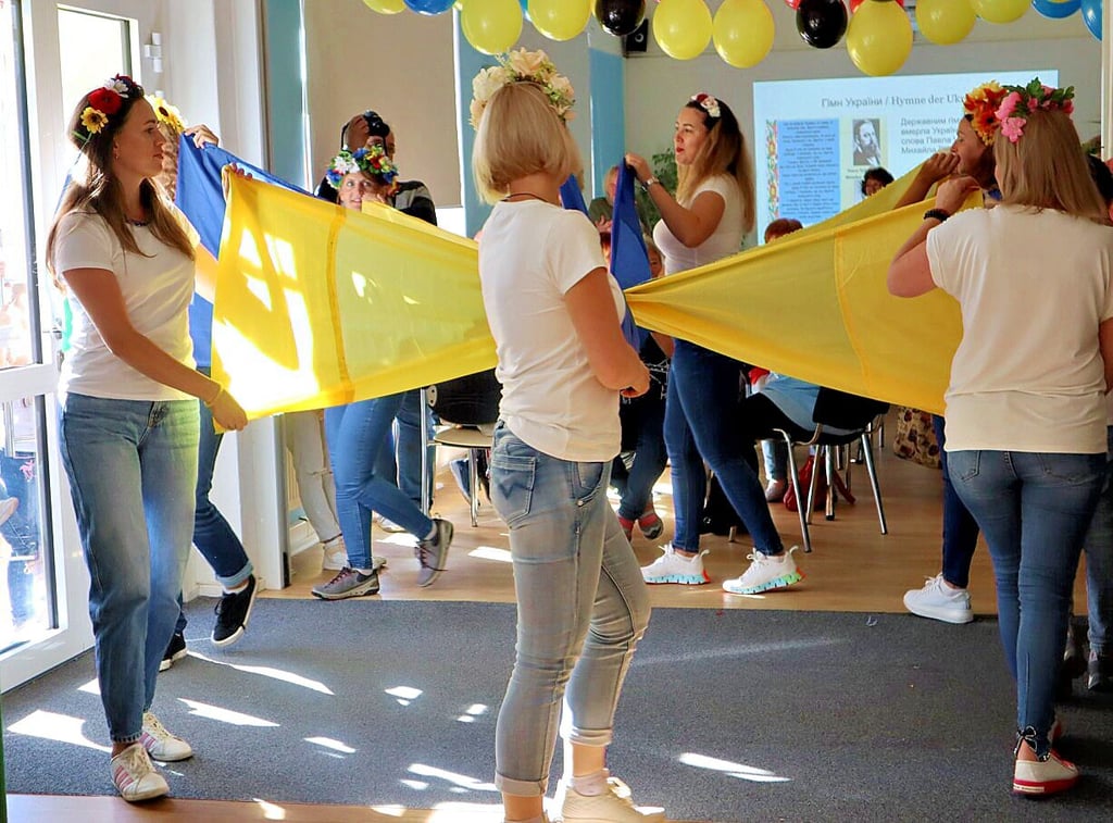 Auch ein Tanz mit Tüchern in den urkrainischen Nationalfarben wurde bei der Begegnung im Nachbarschaftstreff Wittenberg West geboten.
