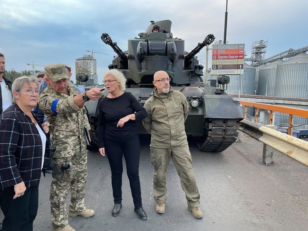 Verteidigungsministerin Christine Lambrecht mit ihrem ukrainischen Amtskollegen Olexij Resnikow (r) in Odessa.