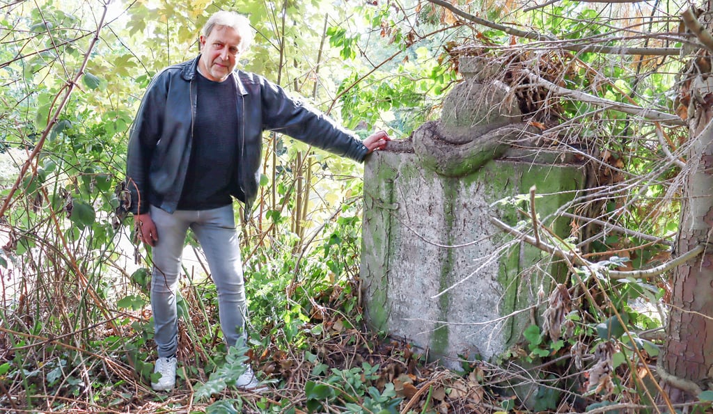 Auf dem Altstädter Friedhof in Klötze entdeckte Bernd Unruh eine ungewöhnliche Grabanlage mit Darstellungen von Soldatenhelm und Kanonenkugeln.