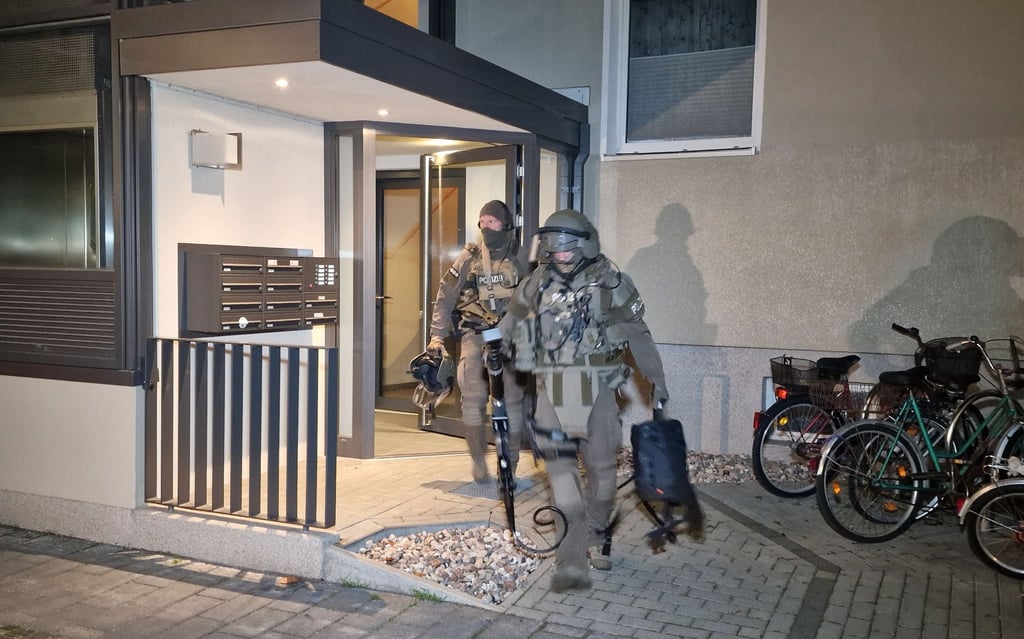 Beamte der Zollfahndung des SEK haben eine Wohnung in Ludwigsfelde gestürmt.