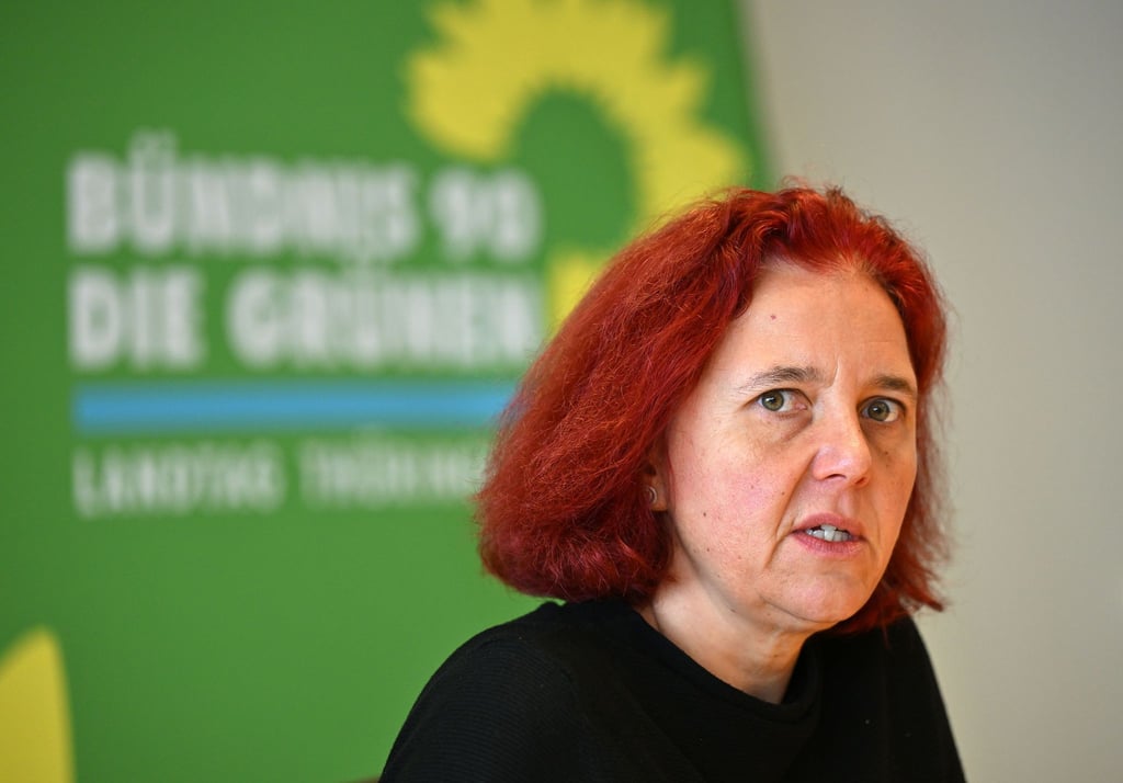 Astrid Rothe-Beinlich spricht während einer Pressekonferenz.