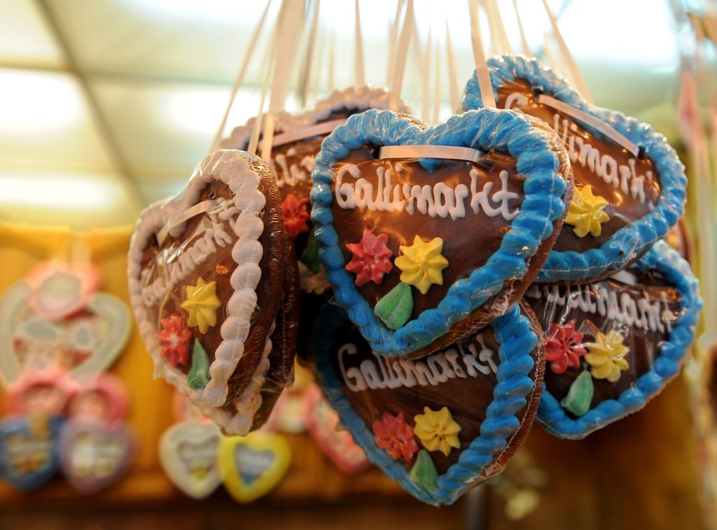 Lebkuchenherzen mit einem Gruß vom Gallimarkt hängen in einer der zahlreichen Zuckerbuden.