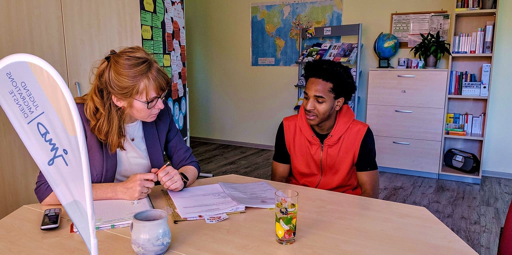 Doreen Hummel vom Jugendmigrationsdienst der Arbeiterwohlfahrt im „Haus Albatros“ im Gespräch mit Ibrahima Filybah