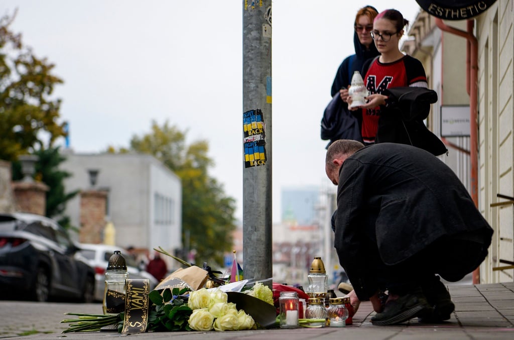 Menschen stellen Kerzen am Tatort nach Schüssen vor einer Schwulenbar ab. Im Zentrum der slowakischen Hauptstadt Bratislava hat ein Angreifer vor einer Schwulenbar zwei Männer erschossen und eine Kellnerin schwer verletzt.