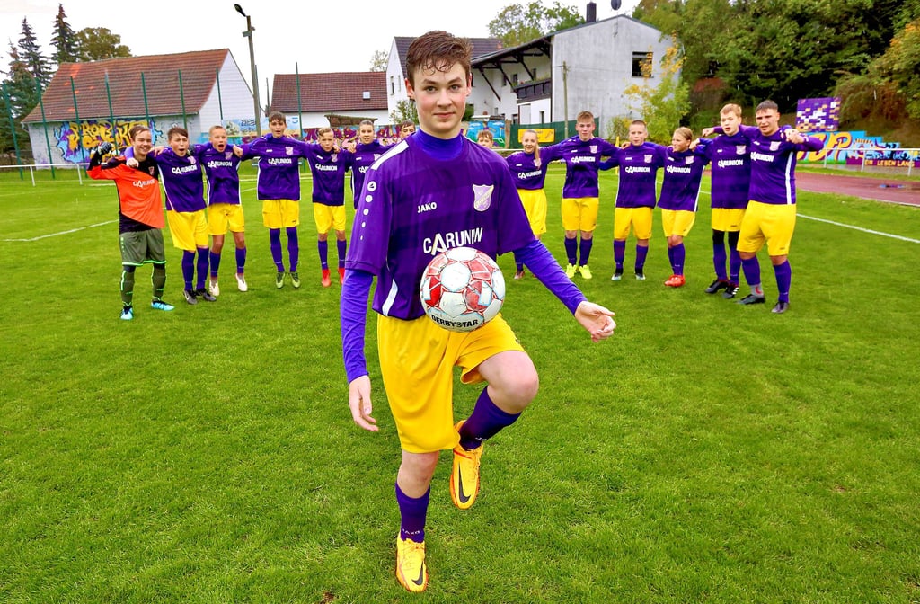 Max Popp ist seit wenigen Wochen zurück auf dem Fußballplatz. Darüber freuen sich auch seine Mannschaftskameraden von der C-Jugend des SV Plötzkau 1921.