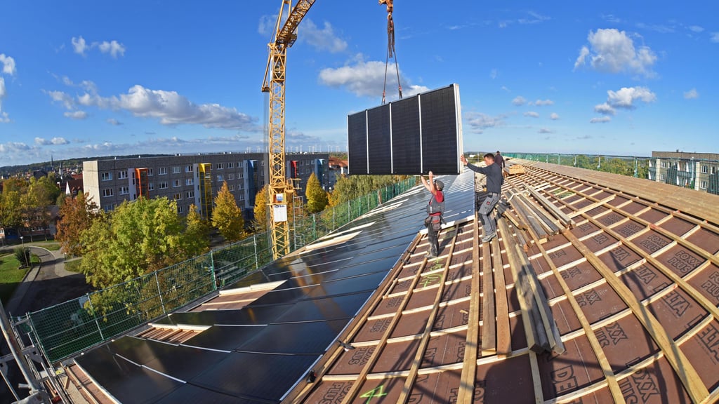 Innerhalb weniger Tage hat die Fachfirma die Solarmodule auf das neue Pultdach gesetzt.