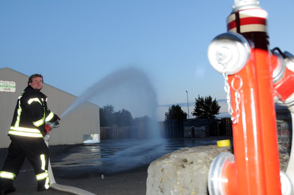 Feuerwehrmann Henrik Kneffel überprüft, ob die neuverlegte Löschwasserzuführung den Anforderungen des Brandschutzes entspricht.