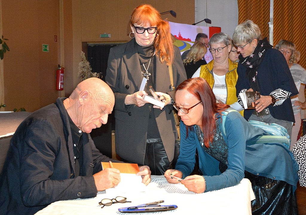 Die Osterburgerin Susanne Nast ließ sich bei den Osterburger Literaturtagen ein Buch von Joe Bausch signieren.