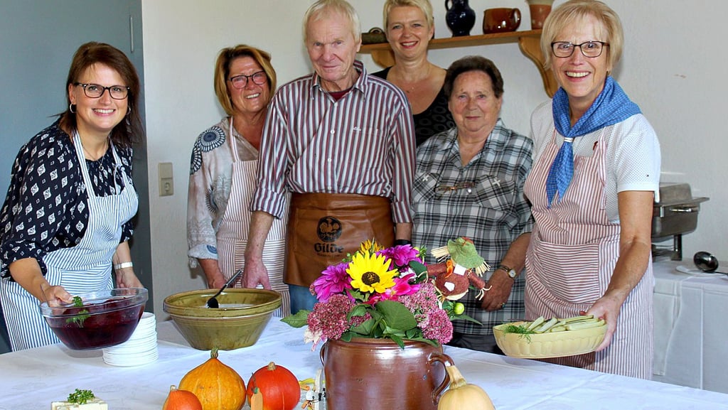 Das fleißige Küchenteam vom Heimatpflegeverein um sen Vorsitzenden Heinz Alvermann hatte jede Menge leckerer traditioneller Speisen auf den Tisch gebracht.