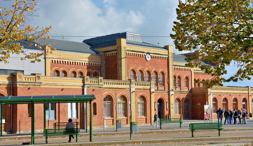 Das große Empfangsgebäude des Halberstädter Bahnhofs vernünftig temperiert zu halten und trotzdem den Gesetzesvorgaben zum Energiesparen zu genügen, ist eine Herausforderung für die Eigentümerin, die Nosa GmbH.