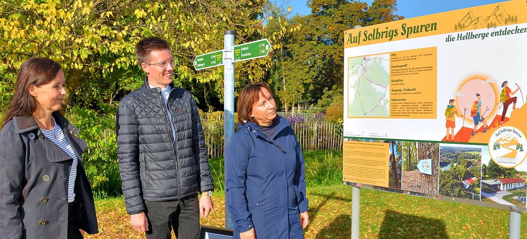 Carla Reckling-Kurz (von links) und Ramona Wolf vom Altmärkischen Regionalmarketing- und Tourismusverband nahmen mit Ortsbürgermeister Lukas Kösterke die Beschilderung des neuen Wanderweges in Augenschein.