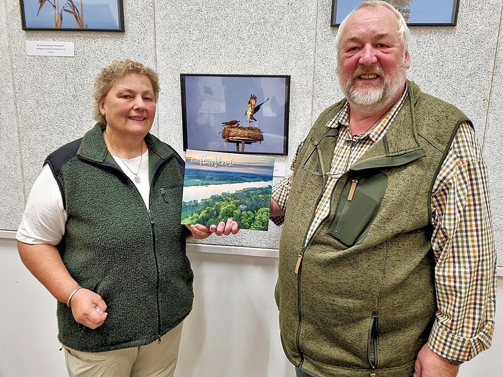 Im Haus der Flüsse in Havelberg: Der Naturfotograf Jürgen Borris mit seiner Frau Angelika und seinem neuen Bildband über die Flusslandschaft Elbe.