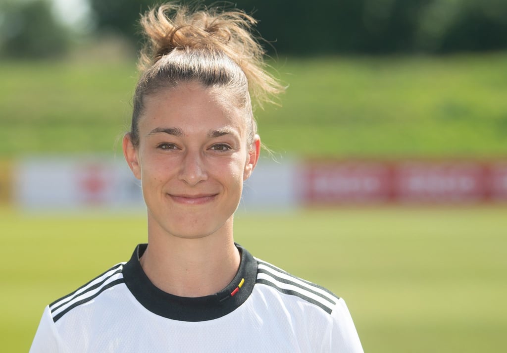 Felicitas Rauch schaut in die Kamera.