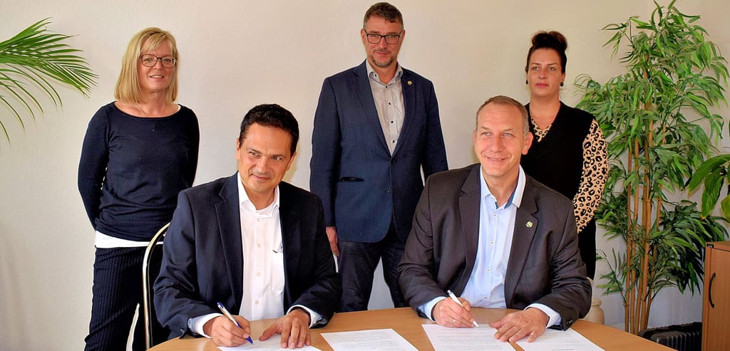 Regionalvorstand Thomas Glückstein und Bürgermeister Jens Hünerbein unterzeichneten in dieser Woche die Absichsterklärung zur Umnutzung des Gemiendezentrums in Leitzkau zur Kita.