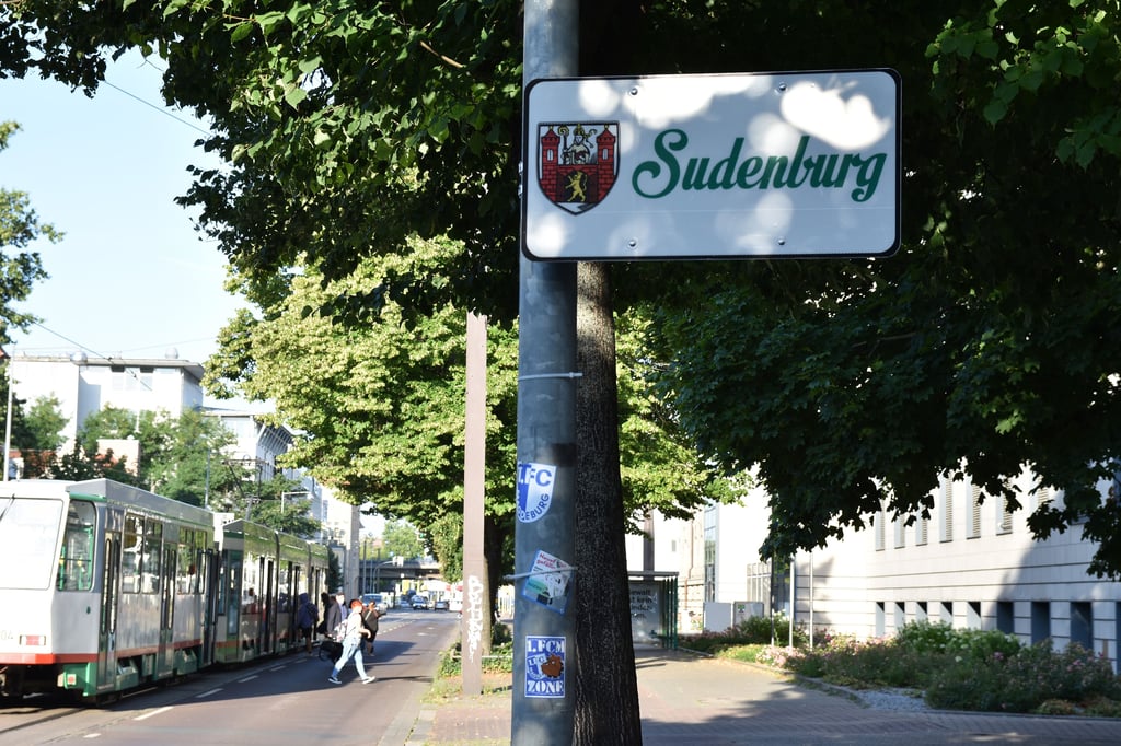 So sehen die Schilder aus. Dieses hier vom Landgericht in Magdeburg ist inzwischen jedoch ebenfalls verschwunden. So wie fünf weitere.