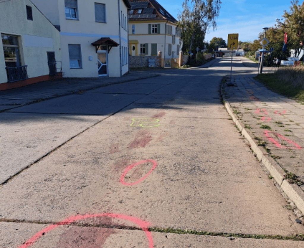 Die Blutspruren nach dem Unfall in der Heinrich-Heine-Straße wurden tagelang nicht beseitigt.