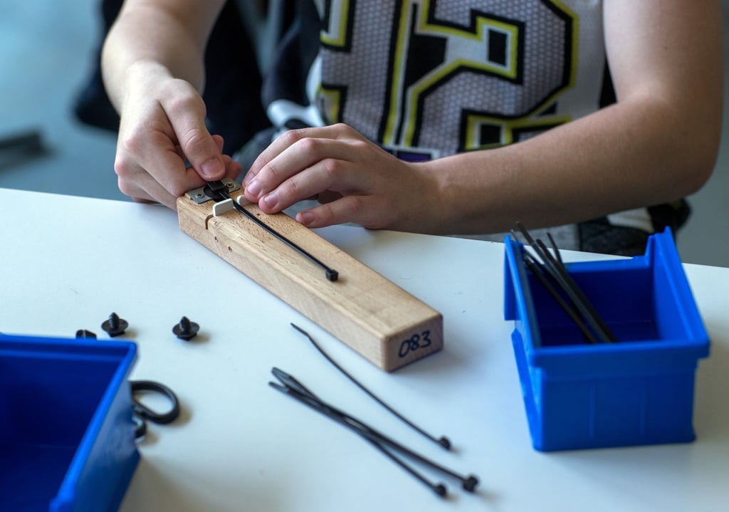 Jugendliche arbeiten in einer Werkstatt für Menschen mit körperlichen oder geistigen Behinderungen.