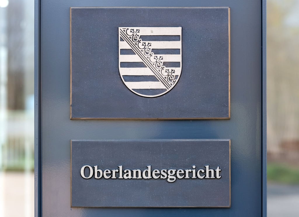 Blick auf einen Aufsteller am Eingang des Gerichtsgebäudes.