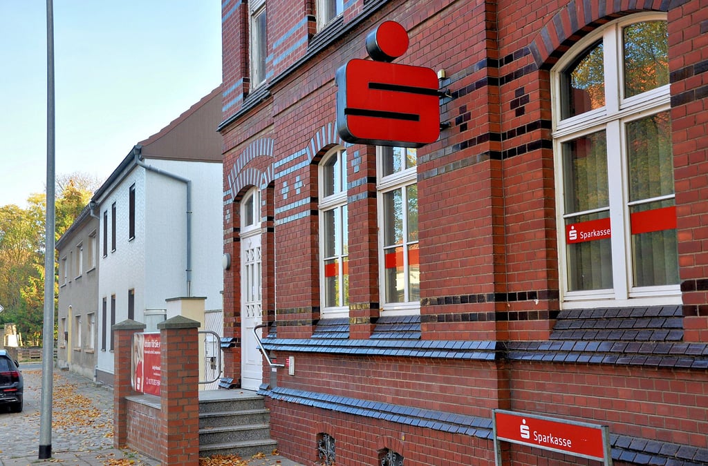 Die Filiale der Salzlandsparkasse in Atzendorf ist im Winter geschlossen, um Energie zu sparen. Der Ortsbürgermeister war von Anfang an nicht begeistert. Und nach wie vor sieht er die Entscheidung des Geldinstituts kritisch.