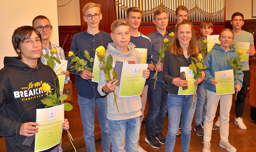 Die geehrte Elf des Dr.-Frank-Gymnasiums Staßfurt mit besonderen Schülerleistungen 2021/22.