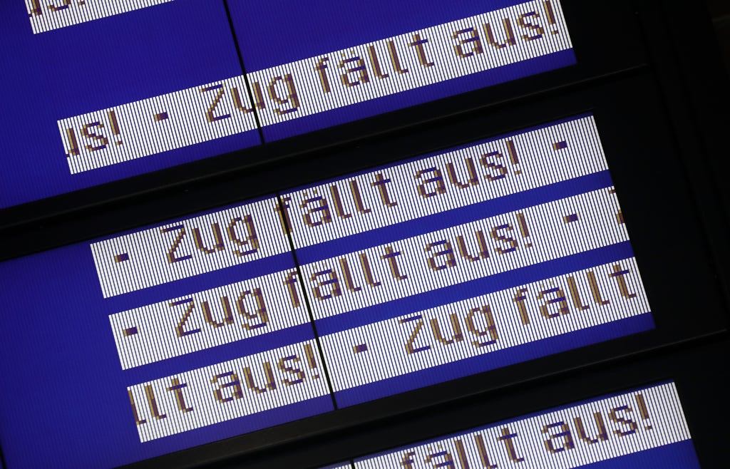Von heute bis Sonntag früh kommt es zu Streckensperrungen westlich von Halle, weil die Bahn Stellwerke nicht besetzen kann.