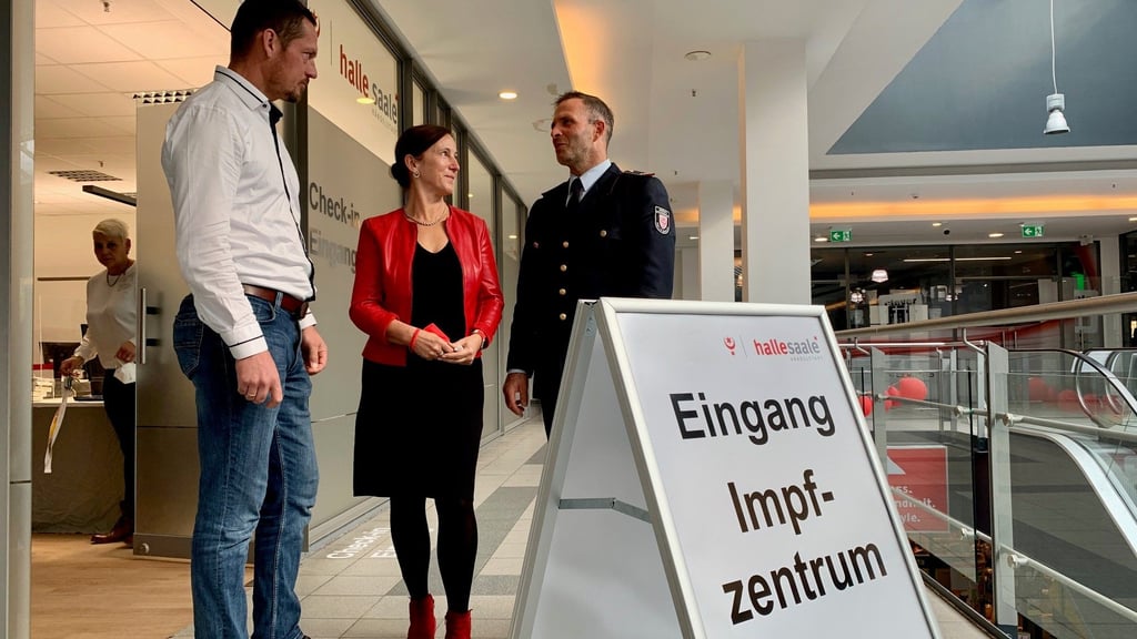Tobias Teschner, Christine Gröger und Daniel Schöppe (von links) stehen vor dem neuen Impfzentrum.