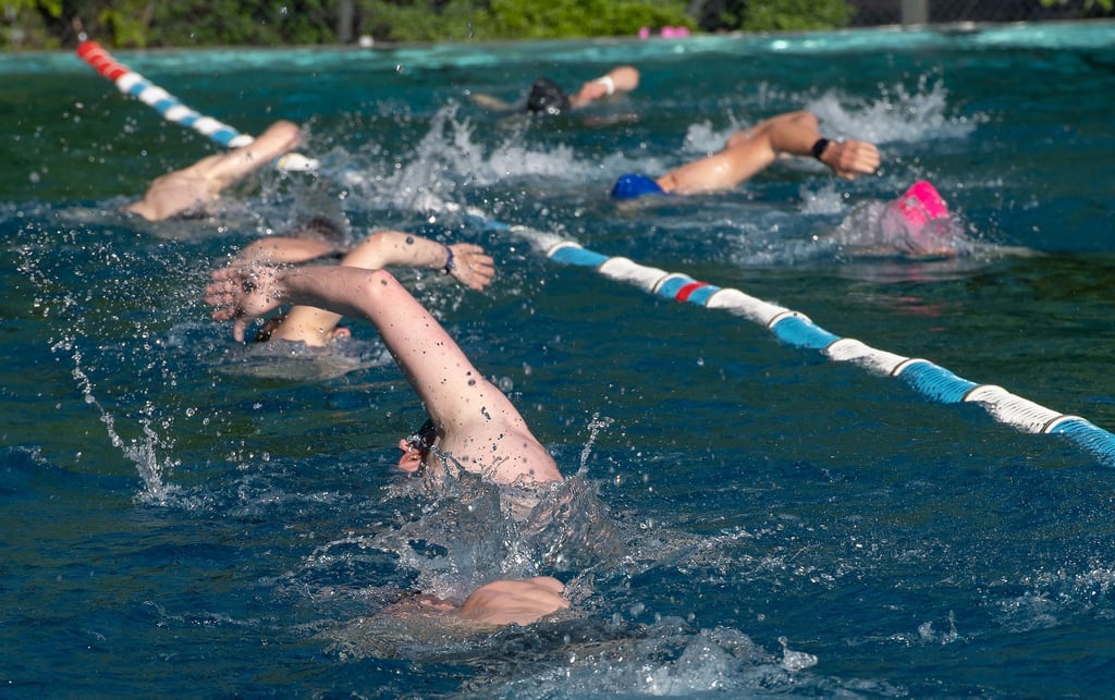 Schwimmer ziehen im Prinzenbad in Kreuzberg ihre Bahnen.