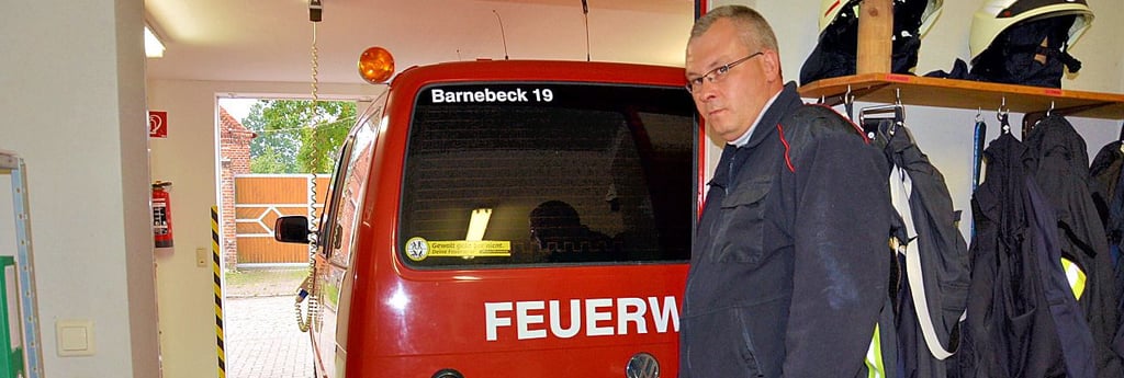 Feuerwehrmann Christian Warnke im Umkleidebereich in Barnebeck: Im Winter pfeift die Wärme bei Einsätzen zum Tor hinaus.