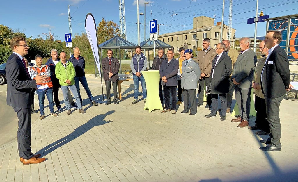 Staatssekretär Sven Haller spricht zu den Gästen der Eröffnung des neugestalteten Bahnhofsareals in Holzdorf. Finanziert wurde das Projekt zu großen Teilen aus dem „Schnittstellenprogramm“ des Landes.