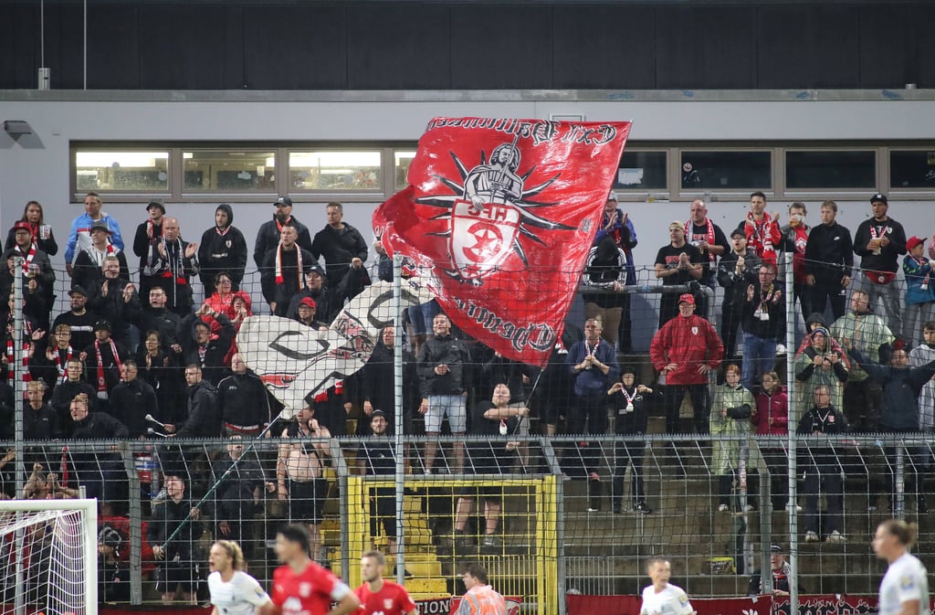 Die treuen HFC-Auswärtsfahrer, hier im Gästeblock von 1860 München.