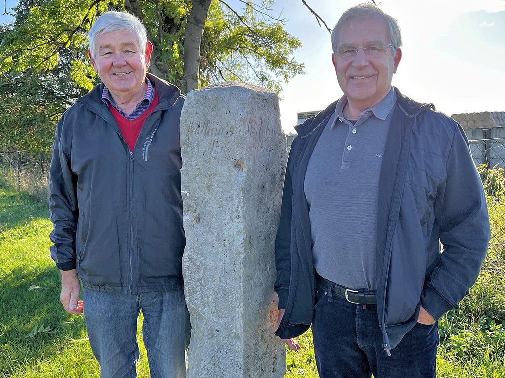 Gottfried Bauch und Ulrich Bos (von links) freuen sich, dass der alte Wegweiser wieder am Ortsausgang in Richtung Schönhauser Damm steht. 