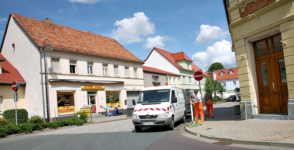 Nicht zum ersten Mal wird an dem Abschnitt der innerörtlichen Bundesstraße 246 gebaut. Immer wieder wurden zwischen Döner-Imbiss und Möckerns Rathaus Baustellen eingerichtet.
