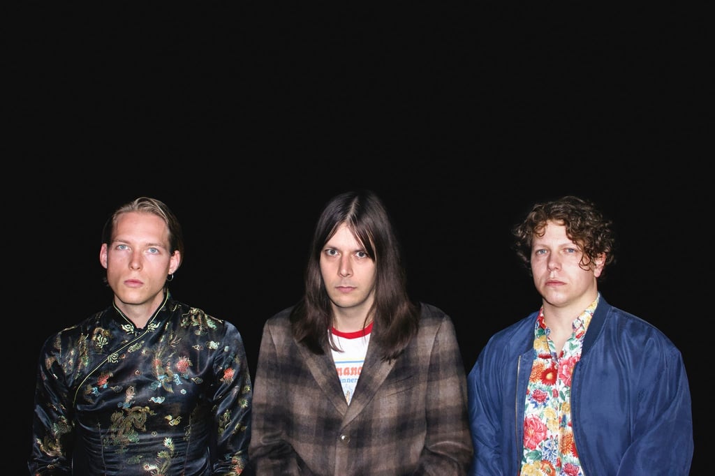 Kevin Kuhn (Schlagzeug), Julian Knoth (Bass und Gesang) und Max Rieger (Gitarre und Gesang) sind Die Nerven.